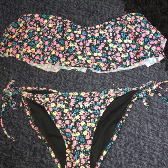 Bikini - Picture 1 of 3